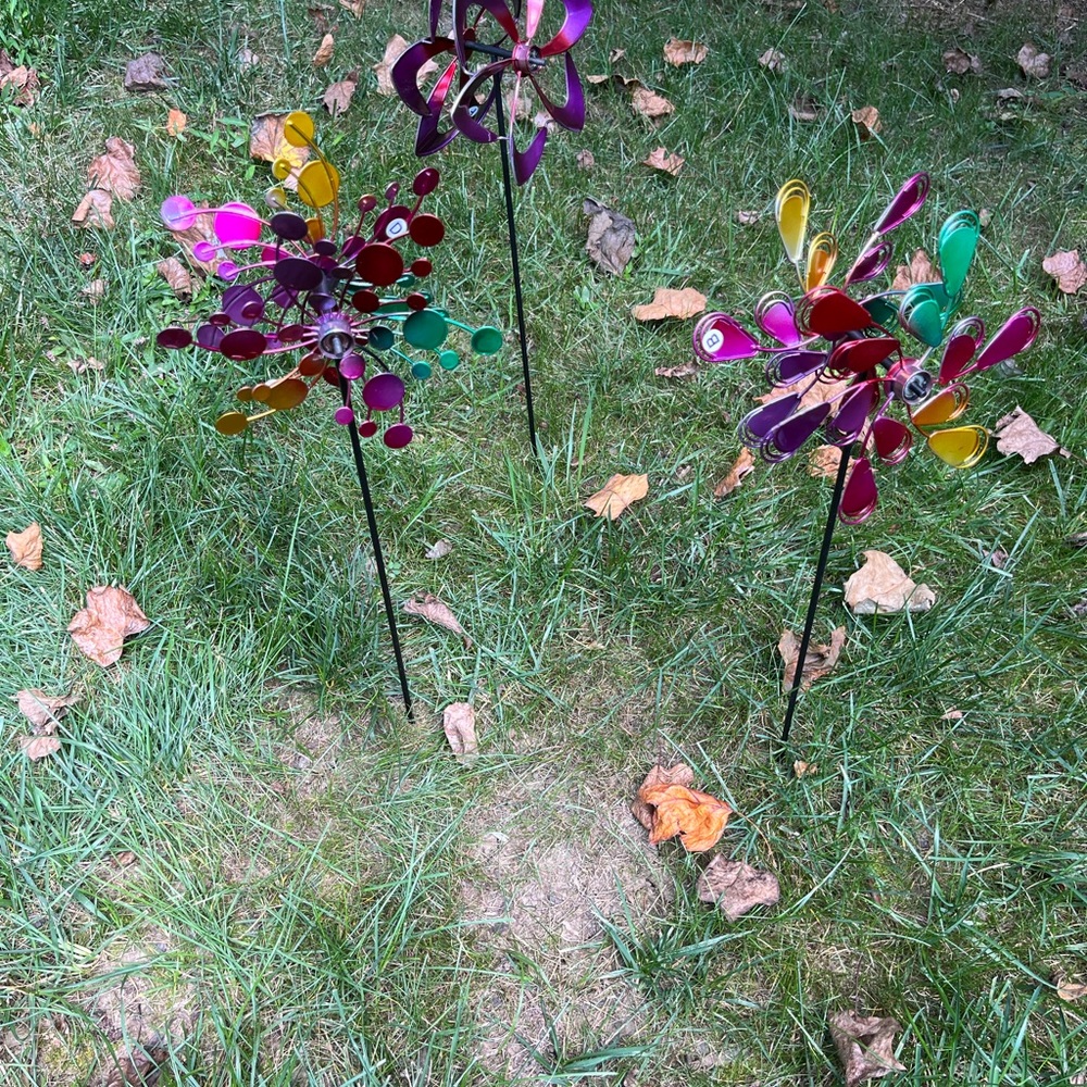 NWOT!  Plow & Hearth Colorful Garden Wind Spinners
